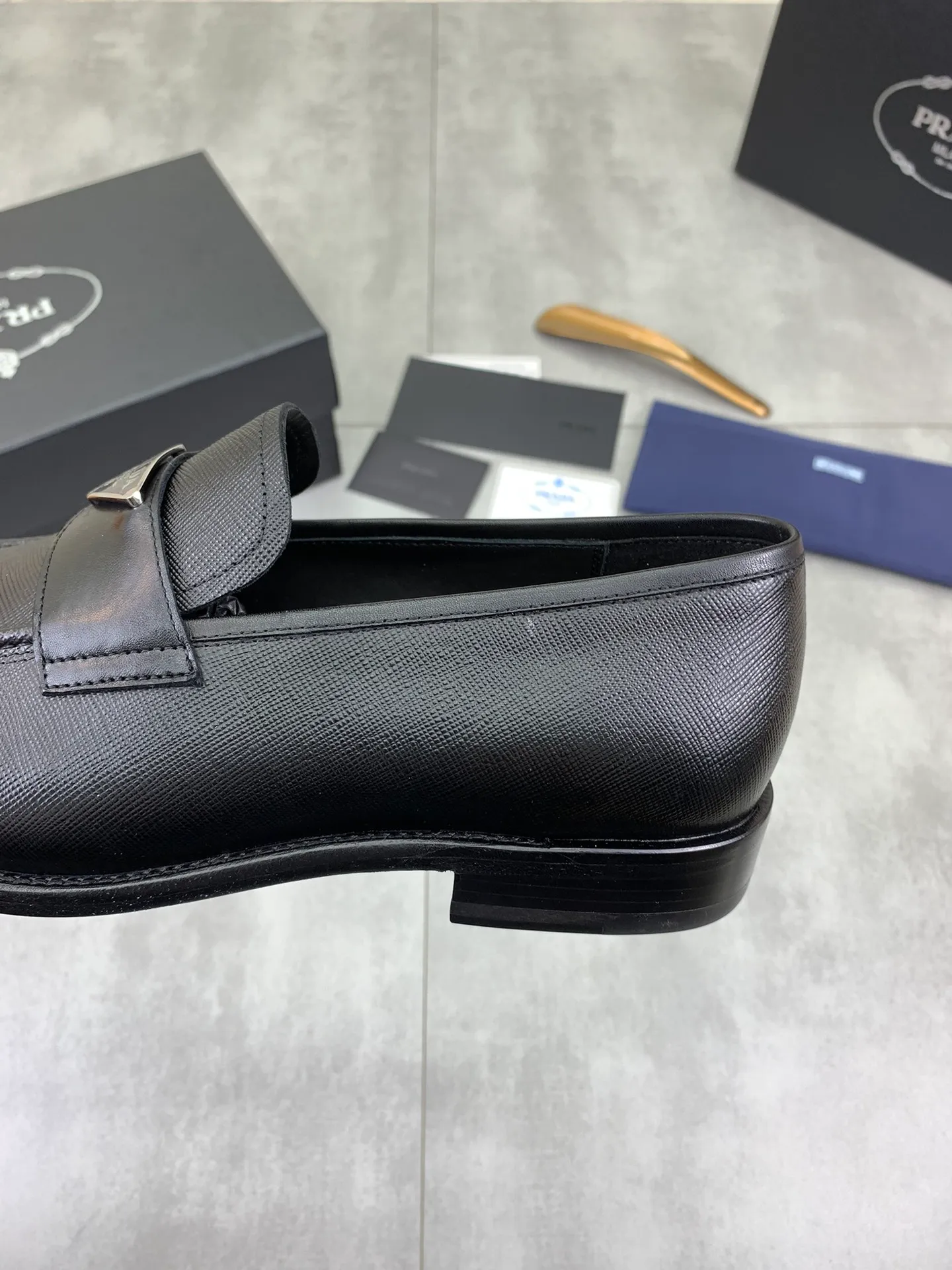 Factory price P920 💰 (high-grade genuine leather outsole) original quality, top version 🔱 ＰＲＡＤＡPrada. Men's business casual leather shoes, top quality leather shoes. 1:1 shipment⬆️Luxurious and noble👞All imported original brand fabrics, just to create a more comfortable wearing experience. Upper: Original comfortable selected calfskin➕Top imported water-dyed full cow lining, original lightweight and comfortable high-end genuine leather outsole✔️Number: 39-44 (38.45.46 can be customized)